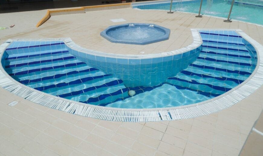 一个完美的跳水池的例子。这个半圆形的游泳池就在一个热水浴缸旁边，从一个到另一个非常容易。当两者如此接近时，你真的可以体验到从热到冷。这样你就能充分利用跳水池了。