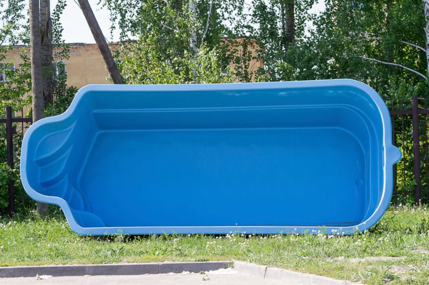 表格旁边的蓝色塑料游泳池