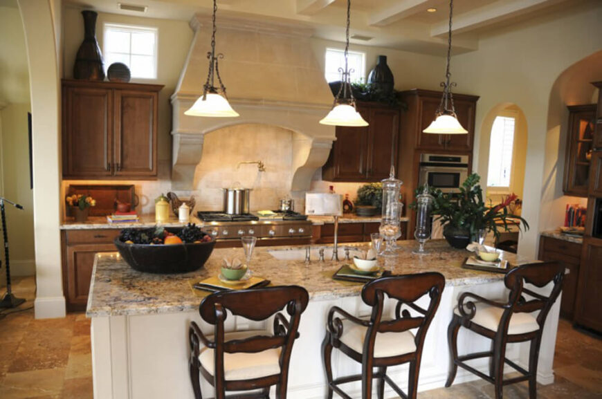 可爱的厨房，有定制的炉罩和花岗岩台面。