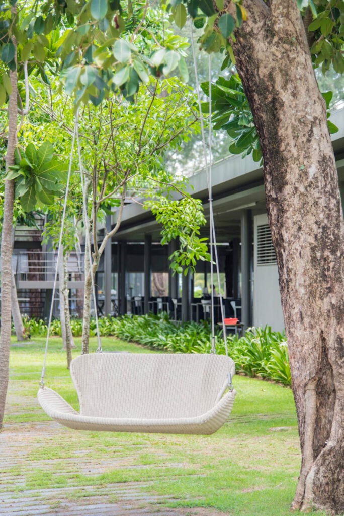 这是一个有趣的院子秋千与简单和最小的设计。这个座椅简单而明亮的颜色适合任何设计，在任何花园都很好看。