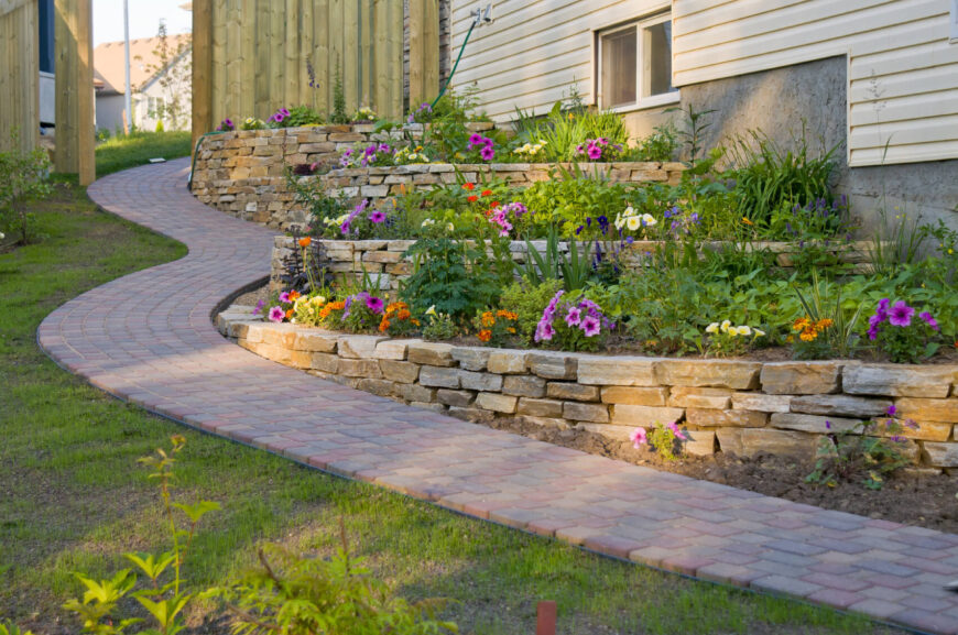 如果你的院子是不平坦的，你可以使用不同水平的花坛跟随你的院子的坡度。这是一种装饰凹凸不平区域的创意方法。
