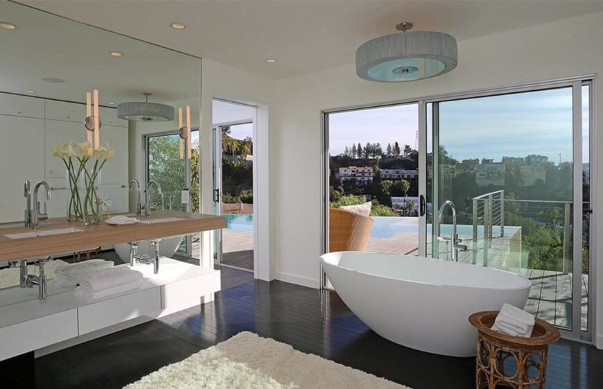 现代化的浴室，配有梦幻般的独立浴缸和景观。