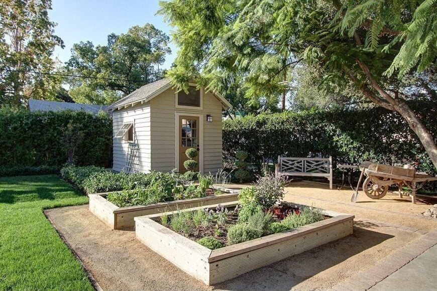 在这个美妙的花园区域有两个可爱的中性色调的木制花园床。这些风格的凸起花园床是完美的任何后院或个人花园区域。它有助于你的花园控制，组织和好看