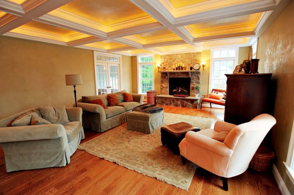 壁灯和绳索照明的混合使用使尽可能多的光线指向天花板，让光线反射到房间里。这创造了一种温暖的感觉，并防止光线过于刺眼。