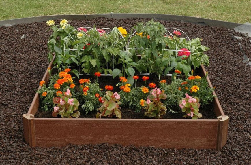 这款花园床非常适合种植花卉或蔬菜的小花园。如果你有很多这种风格的花园床，你可以把它们排成一行，它们看起来很时尚，增加你的种植面积。