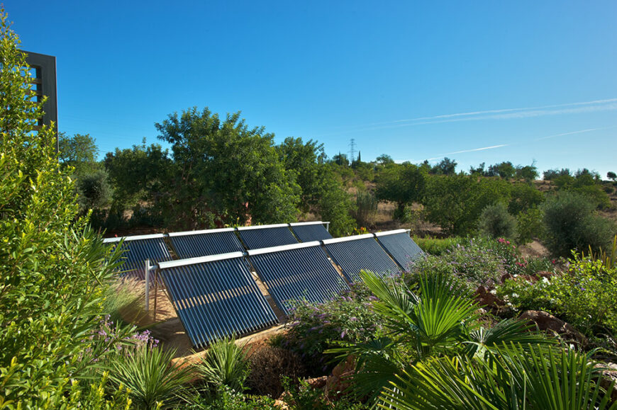 在庭院周围茂密的植被中，我们看到一排排的太阳能电池板。这些有助于为家庭供电，充分利用葡萄牙阳光明媚的气候，实现更可持续的生活方式。