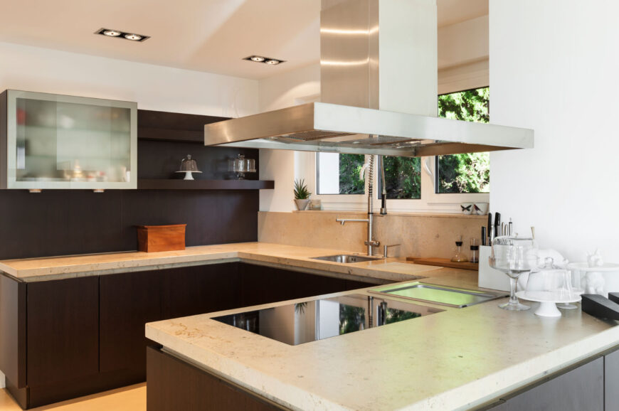 微妙的混凝土台面，浅铜绿。厨房的台面上点缀着陶瓷灶台和工业风格的不锈钢水槽。