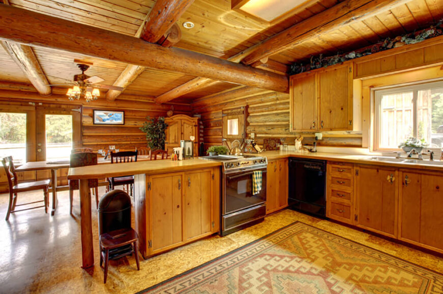 这间厨房充满了质朴的木材，包括光滑的松木台面和松木橱柜。