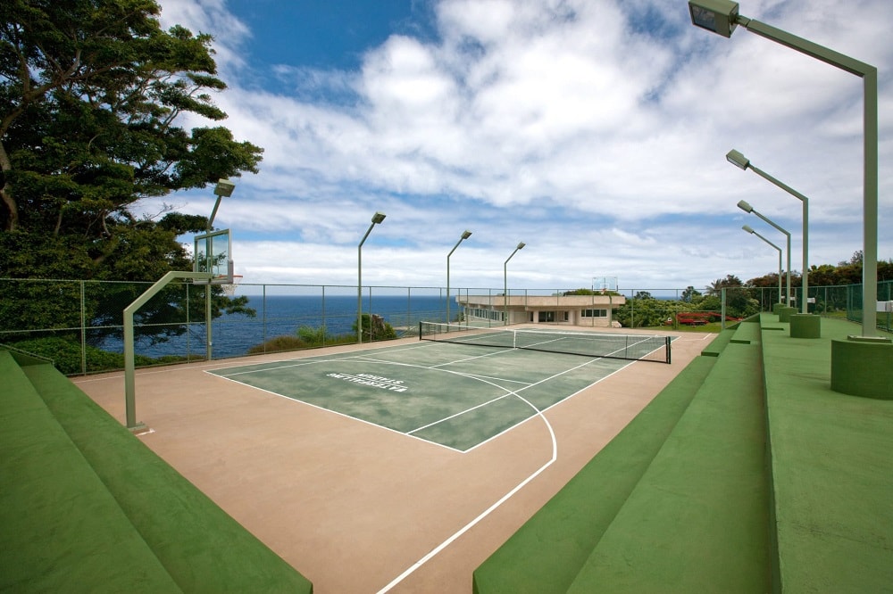 这是网球场的视图，它也是篮球场的两倍。它的一侧可以看到大海，另一侧可以看到绿色的露天看台。图片来自Toptenrealestatedeals.com。