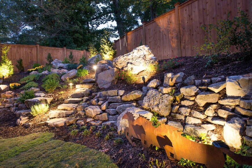 木桩灯和定向照明装置非常适合突出你花园中的路径和特定功能。将灯光对准浅色岩石和墙壁等特色，可以将光线反射到花园的其他地方，创造出一种更柔和的感觉。