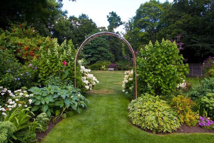 如果你有一个大院子，你可以决定有一个拱门，你想让人们通过。还有什么办法能比用一个大花园来引导人们使用正确的拱门更好呢?