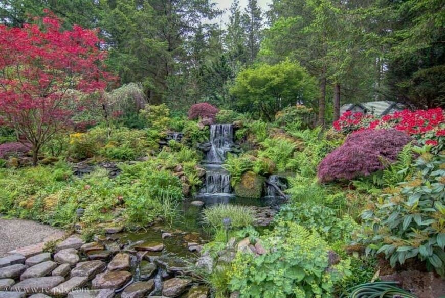 大花园很擅长围绕和突出其他特色。在这里，我们看到一个瀑布的特点，加强了一个奇妙的大花园。水景爱大园林，爱是相互的。