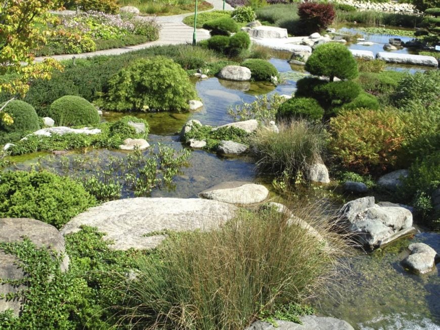 如果你的院子里有一个小池塘或小溪，在里面放些石头可以引导水流。它们可以改变你的水景的形状，使之更有机、更自然。如果你让绿色植物取代岩石，效果会更好。