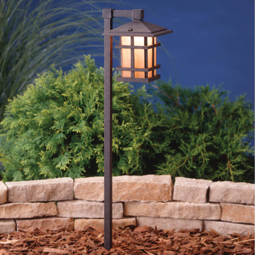 灯笼是一个伟大的方式来提供一个花园。这个灯有一个很好的铁看为你的花园带来了古英语的魅力。