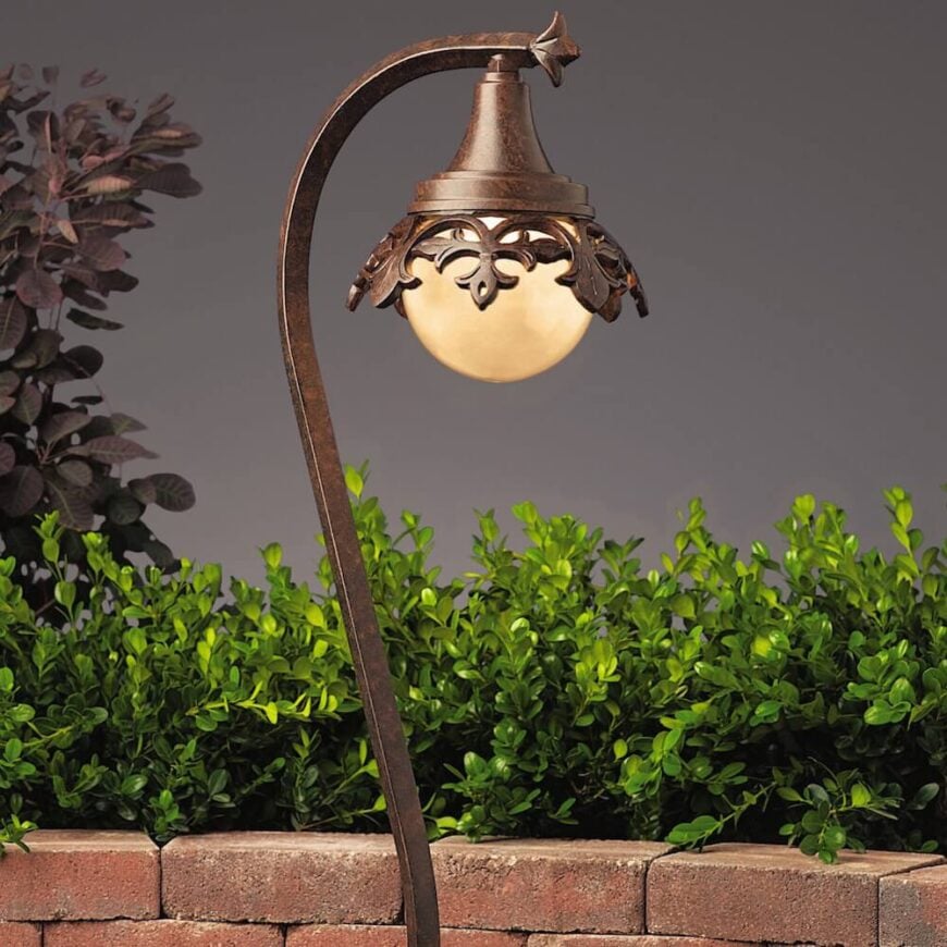这是另一盏灯，看起来很铁。这个有一个向下的灯泡，提供焦点，并将光引导到下面的植物。没有人会错过你壮观的花园，这盏灯照耀着你的植物。