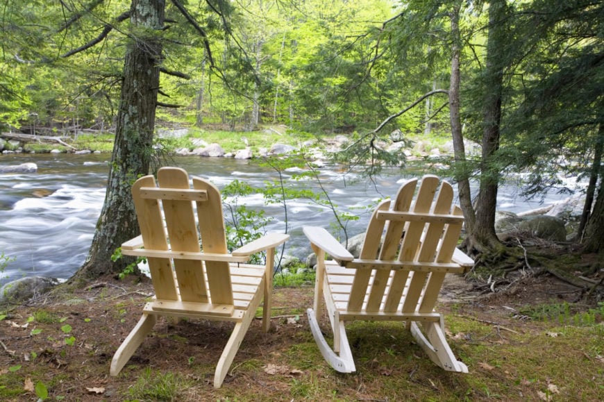 如果你住在河边或其他水域，坐在阿迪朗达克椅子上是享受自然的好方法。并排两把这样的椅子是与你的另一半共度时光的完美方式。