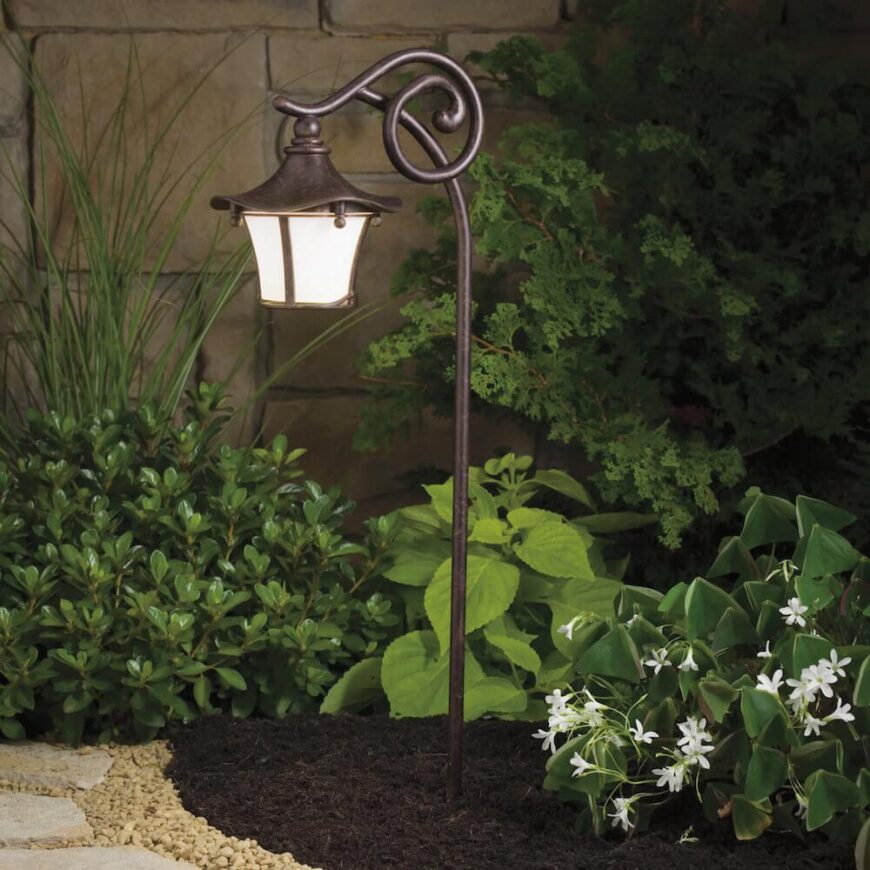 这是另一盏几乎适合任何花园的灯笼。这个灯笼上的线条都是非常自然和圆形的，让它适合你的植物的有机形状。