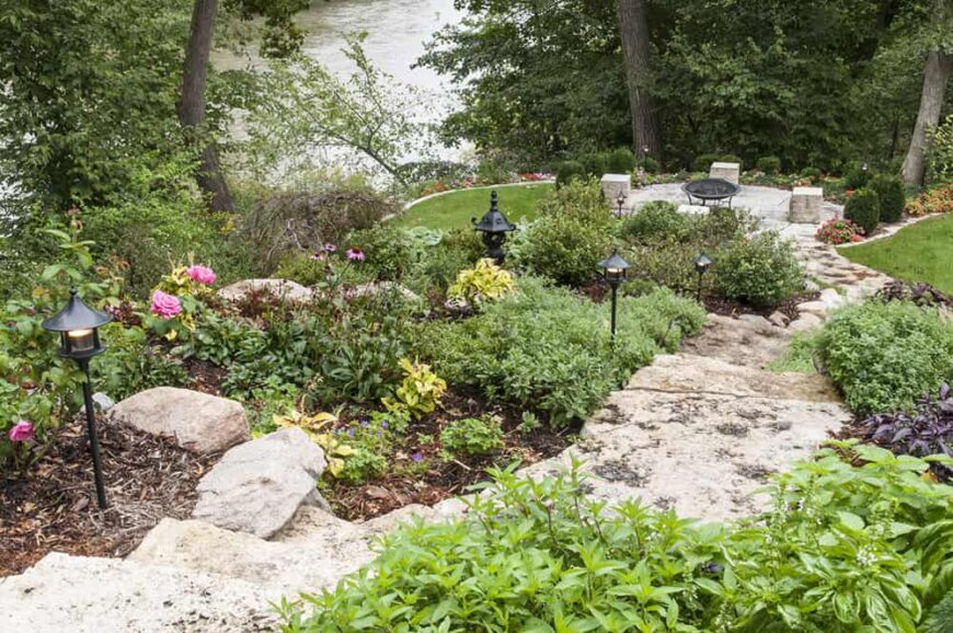 一些石头和照明元素可以给你的大花园一些额外的吸引力。把灯柱放置在大花园的深处是很好的，因为它使灯柱够不到，照亮了一大片区域。