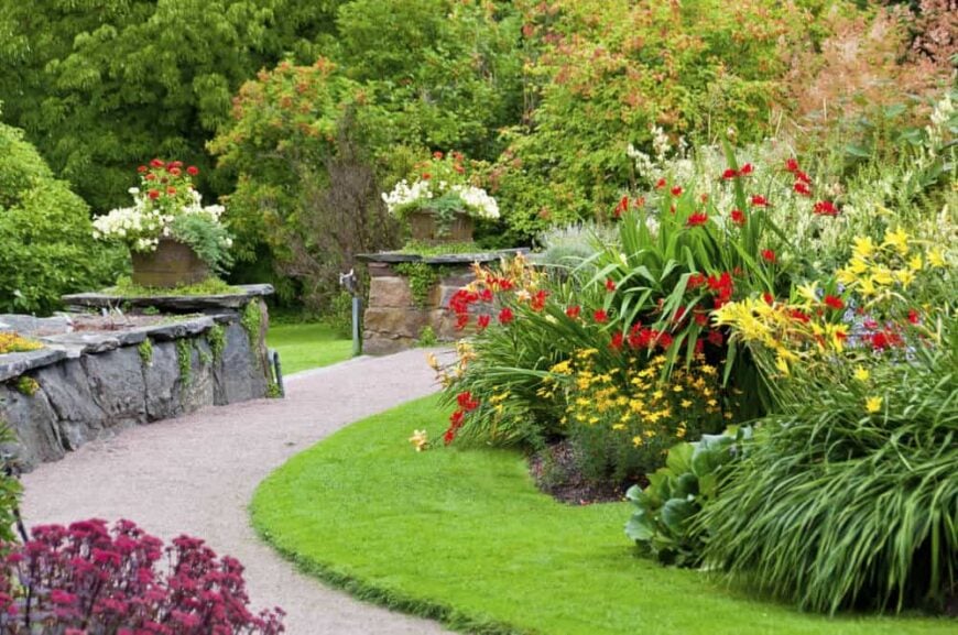 一个大花园也可以成为你庭院空间的一个很好的焦点。你可以在一个大花园周围设置墙壁和路径来吸引人们对空间的注意。如果你为自己的园艺技术感到自豪，你不妨让它成为你院子里皇冠上的宝石。