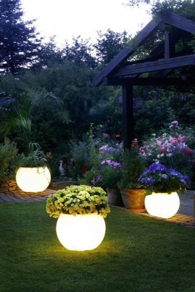 这是一个了不起的和有趣的想法。这些种植园主建在灯光,使盆栽植物灯自己!这是一个美丽的想法,肯定会吸引大量的注意力。