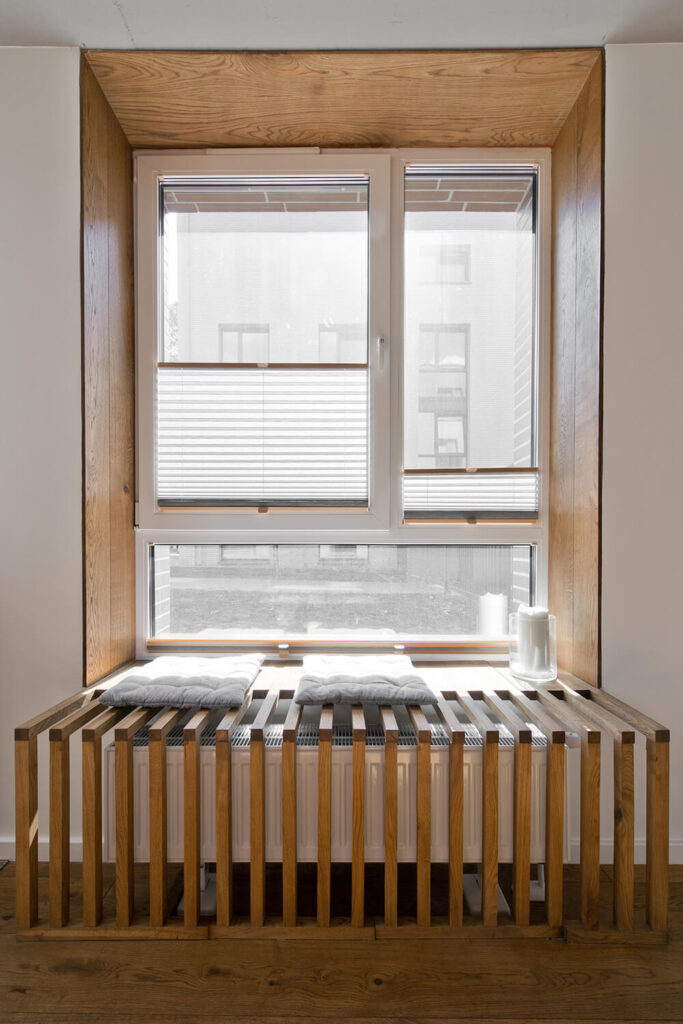 这里仔细看看独特的窗框扩展，一系列薄板条，既提供美观的散热器覆盖，也提供一个小窗座板凳。