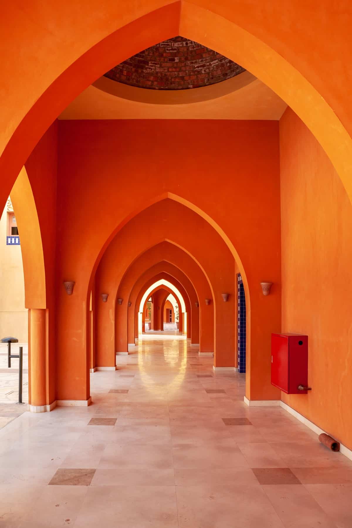 带有哥特式拱门的橙色走廊。