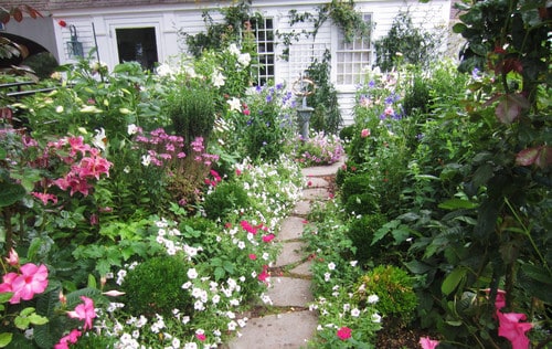 一般来说，大花园最适合大庭院和庄园。然而，如果你的一些空间有点小，你可以把你的整个区域都奉献给花园来完成一个大花园。这个丝绸花园占据了这个家的每一寸院子。在把自己投入到这样的设计之前，先和你的社区协会核实一下。