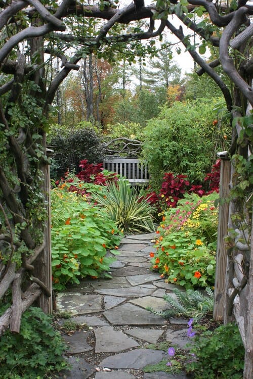 如果你有一个大而有趣的花园，你可以把它作为一个逃避。放一个结木拱门和一个长凳，你的空间从花园到神秘的逃避 