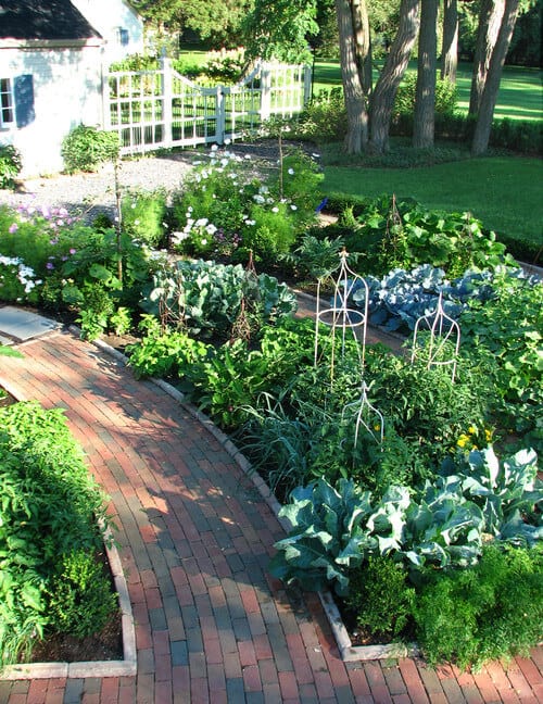 这里有一些保存完好的砖路，两旁是美丽的大花园。这些花园充当分隔物，把空间分割开来。如果你的大花园有蔬菜，你也可以用你漂亮的植物种植一些很好的食用产品。