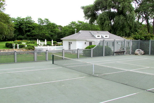 这是一个简易网球场。如果你只是想建造一个练习和磨练网球技术的地方，就不需要复杂的建筑或亭台楼阁。