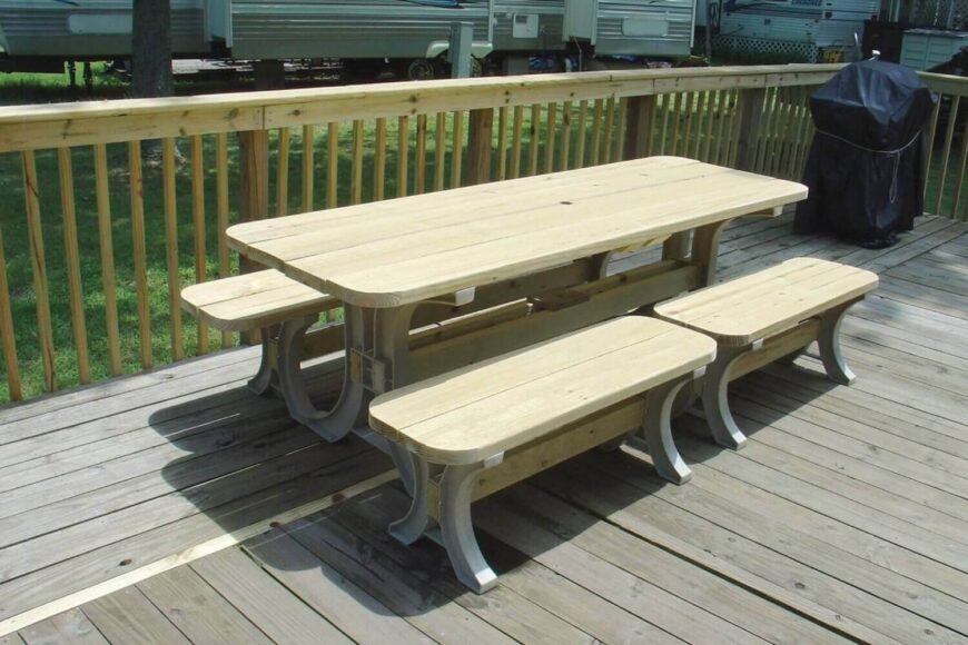 这张野餐桌有一个奇妙而经典的外观。桌子被拉长以获得更大的空间，有两组长凳可容纳多人。这张可爱的桌子价格较低，价值不菲。