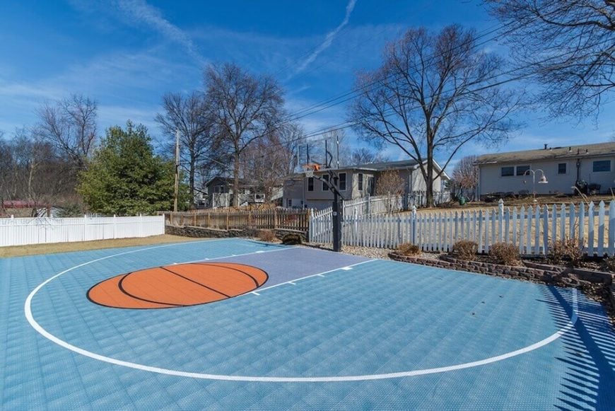 这里有一个漂亮的篮球场，还有一把彩绘的钥匙。这座球场的设计体现了人们对篮球的热情。