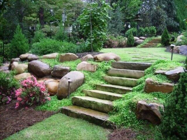 这里有一组小石阶。这些台阶不是用单独的石头建造的，而是用非常大的石头雕刻而成的。这些石头部分被苔藓覆盖，这使它们具有良好的铜绿，并与景观融为一体。