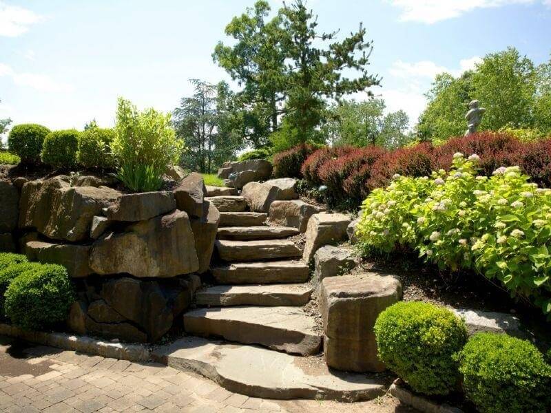 这里的巨石被雕刻成这些可爱的石阶。当你的楼梯上有这么大的石头时，你就有了自动雕刻的栏杆。这些步骤保证是坚固和持久的。
