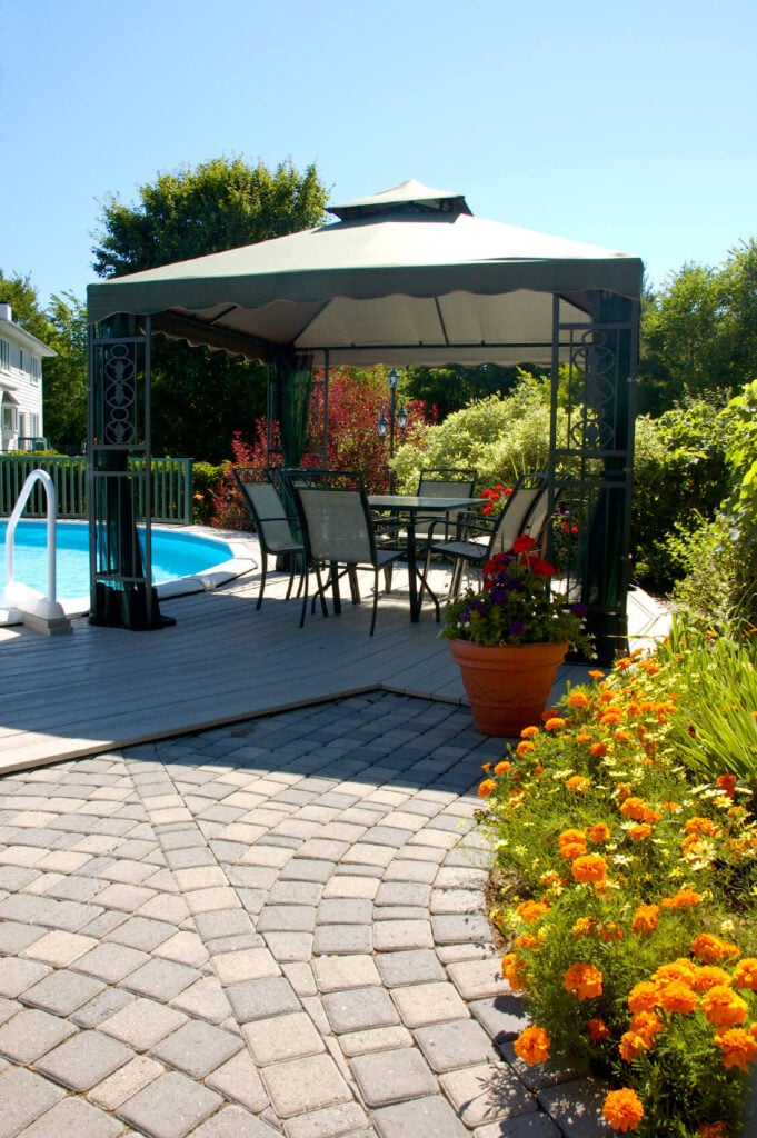 这个布面露台设置在游泳池的一侧，为放松聚会提供了一个阴凉的地方。在阳光明媚的日子里，还有什么比和朋友们坐在泳池边更好的呢?
