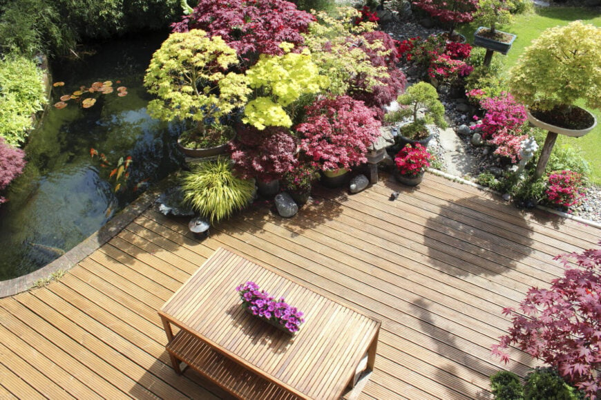 如果你的花园足够小，它可以作为一个户外桌子的中心。像这样的卫星花园甚至可以匹配你的大花园，并将你的整个设计联系在一起。