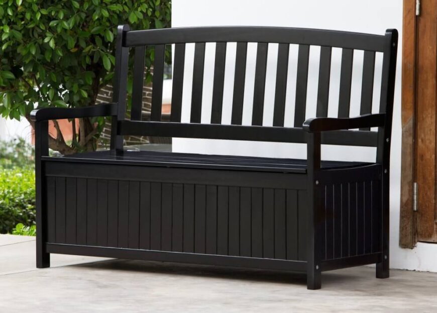 这是另一张带储物柜的长椅。这条长凳被漆成黑色，看起来很漂亮、干净、现代。黑色总是一个很好的颜色，因为它不像其他颜色那样显示污垢。