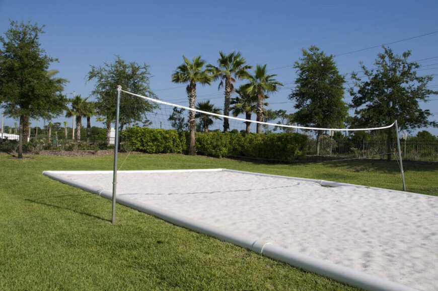 这个可爱的排球场有pvc衬里和美丽的白色沙滩。这是打一轮排球的好地方。