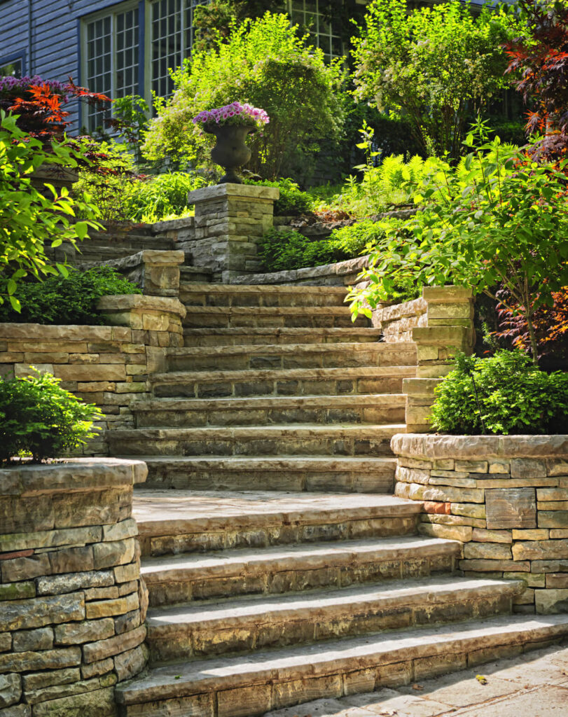 伴随着你的石阶，你可以建造一个非常优雅的景观。伟大的赞美花园你的楼梯可以是一件事。