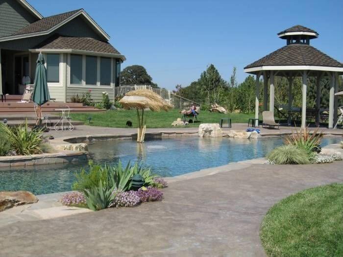 这个泳池凉亭有一个愉快的餐桌，所以你的泳池野餐将有一个完美的地方吃离水不远。