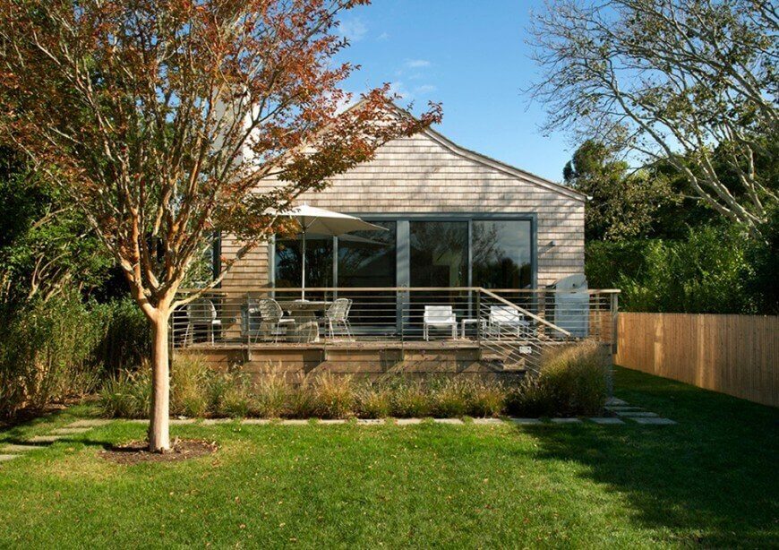 当你有一个凸起的露台或甲板时，你可以用花园覆盖底部。这可以防止你的庭院的侧面暴露出来，可以提供更多的深度和吸引力比平原，空白的木制品。