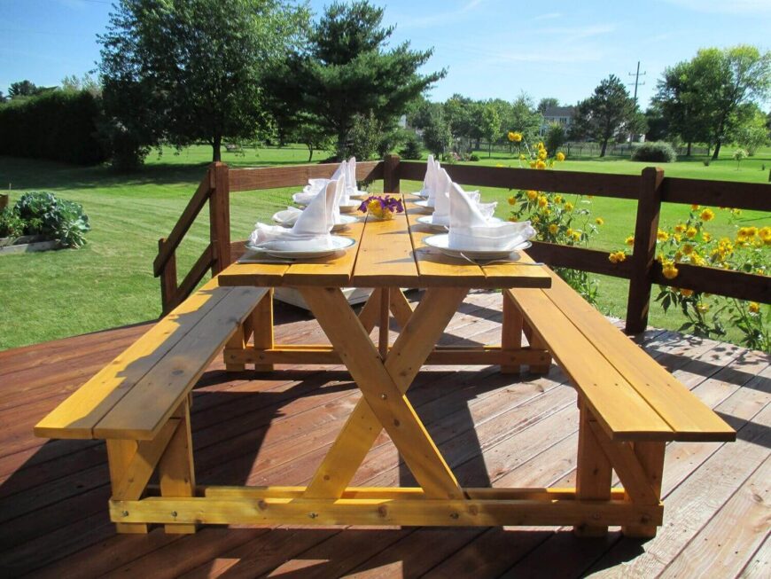 这张又长又漂亮的野餐桌是野餐或野炊的完美选择。这款中档野炊桌由轻质雪松制成，最多可容纳八人。这张桌子会突出它所美化的任何庭院。