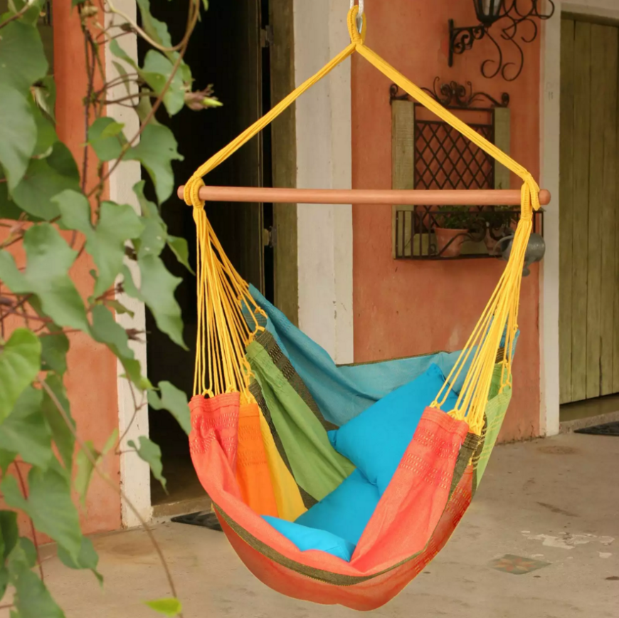 这是另一张吊床式的吊椅。绳子扎点的紧密度将布料束成一个既舒适又包裹的椅子形状。