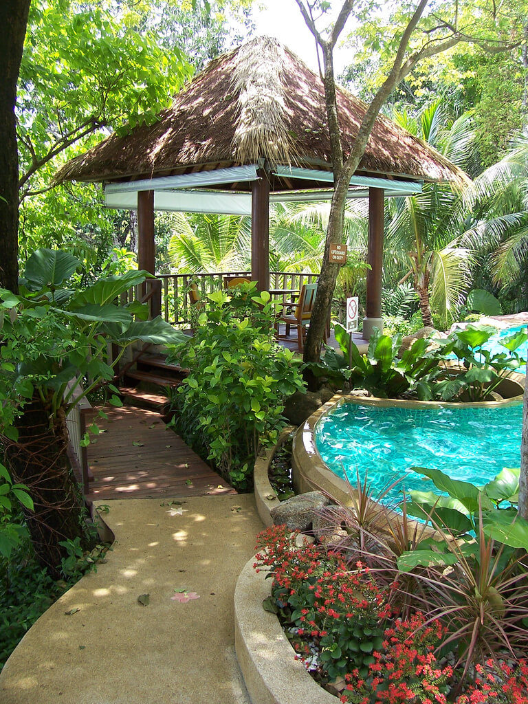 这个基于岛屿的凉亭为游泳池带来了热带风情，创造了自己的海滨度假胜地。