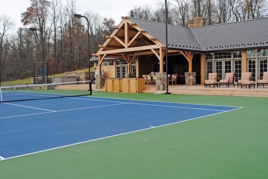 网球场的颜色取决于材料。虽然大多数庭院倾向于绿色，但蓝色是一个有趣的选择，不仅合身，而且给人留下了很好的印象。
