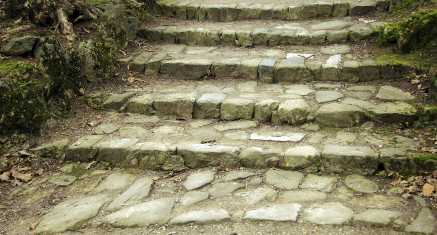 这些台阶是由许多小石头精心制作和组合而成的。这种集体外观具有非常自然的吸引力，为布景带来了不对称和自然的有组织形式。
