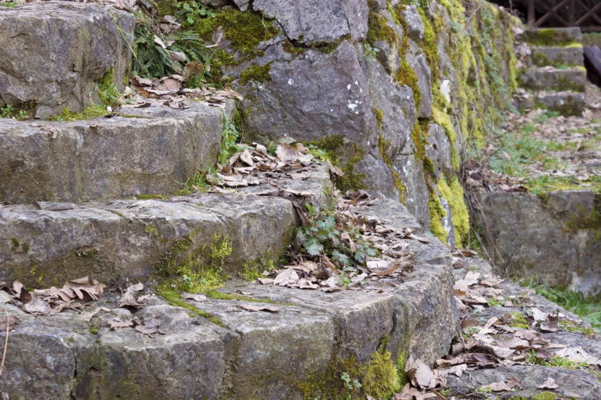 这些崎岖不平的石阶有一种非常质朴和自然的吸引力。它们被切割得非常粗糙，看起来就像石头自然形成的一样。