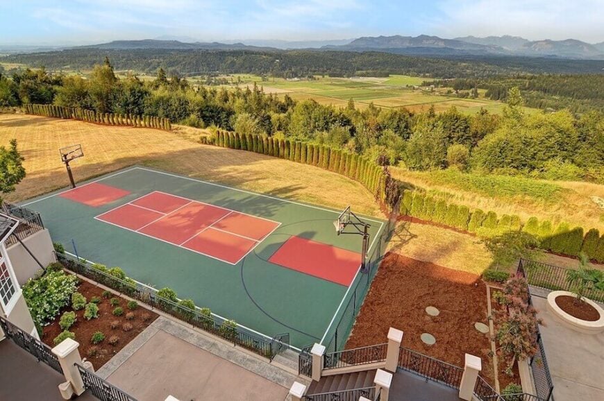 这是一个网球场，在网球场的两端有篮球圈。这样就形成了一个完整的篮球场和一个完整的网球场。网球场的边缘有点过大，但这对大多数球员来说不应该是太大的问题。