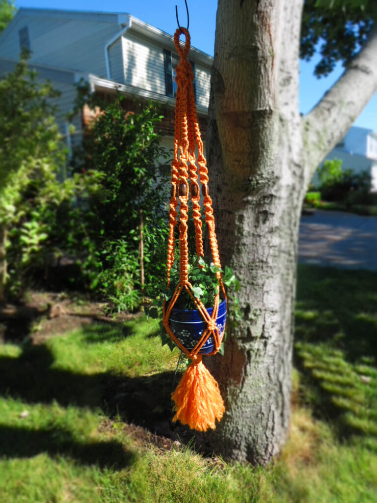 像这样的绳索植物衣架是一个有趣的元素，它将帮助你把生活带到你的空间。