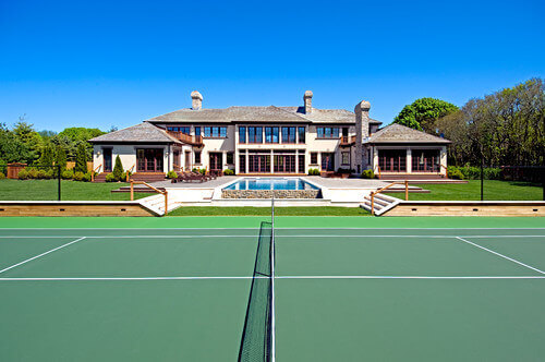 这个可爱的绿色网球场与院子里其他的景观很相配。多种深浅不一的绿色在保持联系和团结的同时构建了深度。